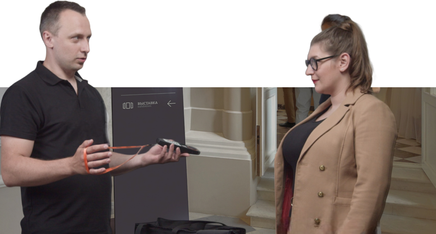 Экскурсанты получают аудиогиды