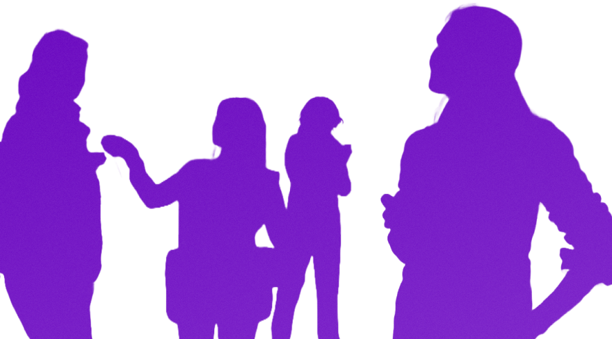 Слушатели надевают наушники