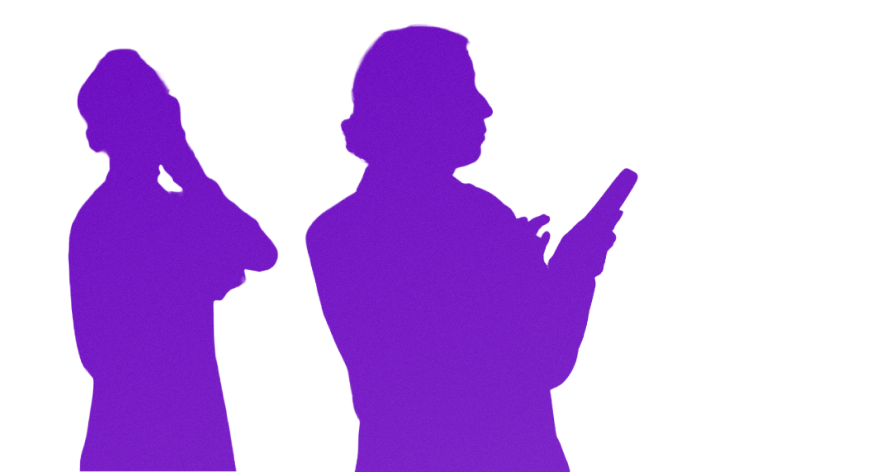 Посетитель слушает экскурсию через динамик или наушники