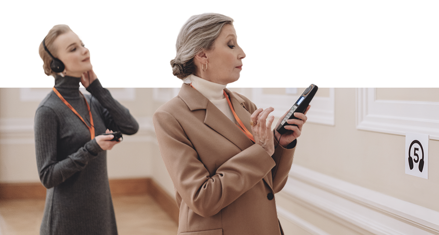 Посетитель слушает экскурсию через динамик или наушники