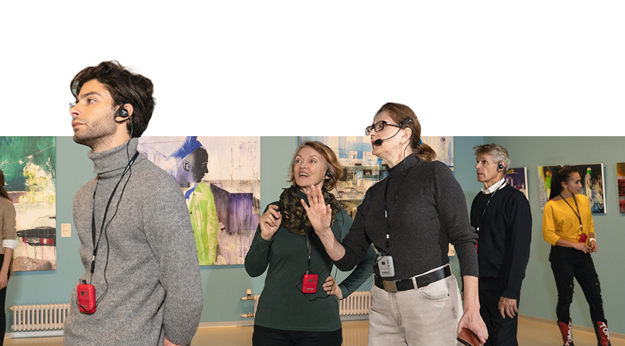 Экскурсанты на разном расстоянии хорошо слышат гида