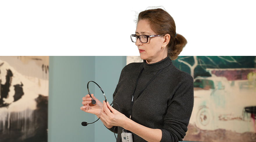 Гид надевает микрофон